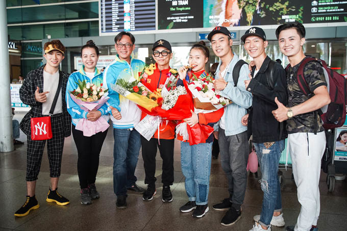 Khánh Thi - Phan Hiển ôm chặt 2 con khi về nước sau khi giành HCV