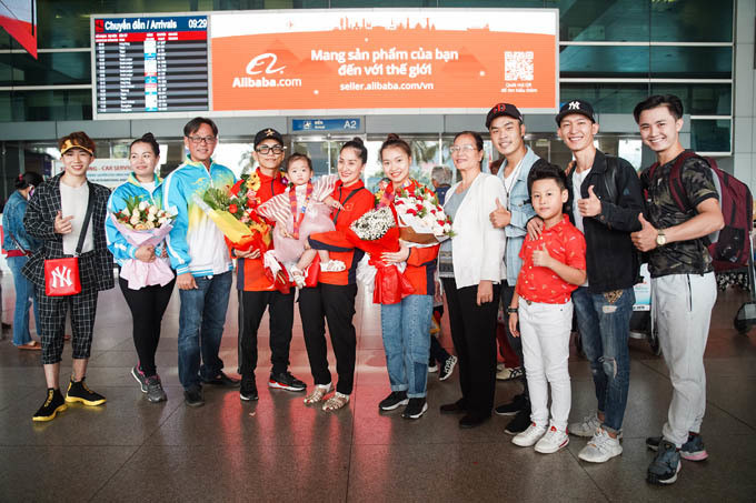 Khánh Thi - Phan Hiển ôm chặt 2 con khi về nước sau khi giành HCV