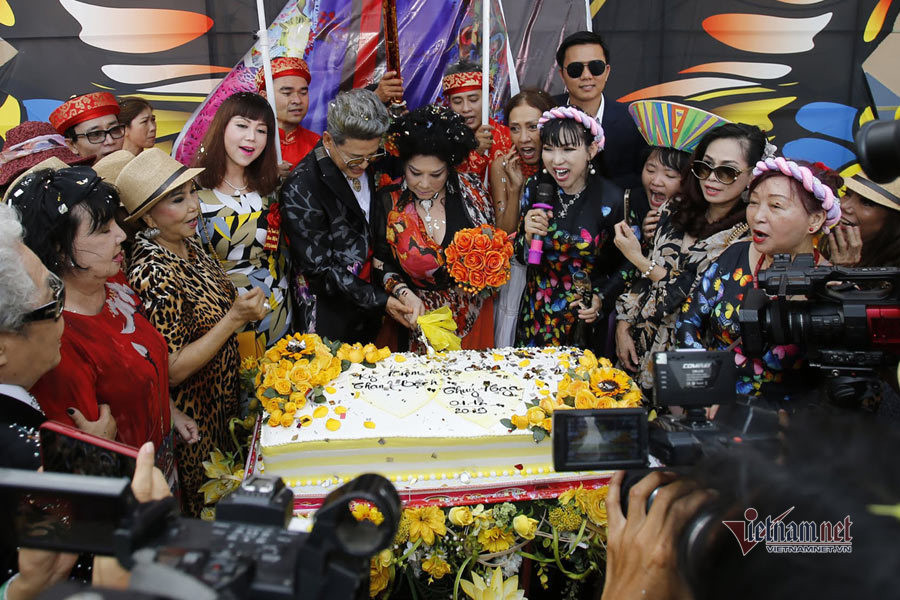 Thúy Nga diện áo dài 5m trong đám cưới lần thứ 10 với Thanh Bạch