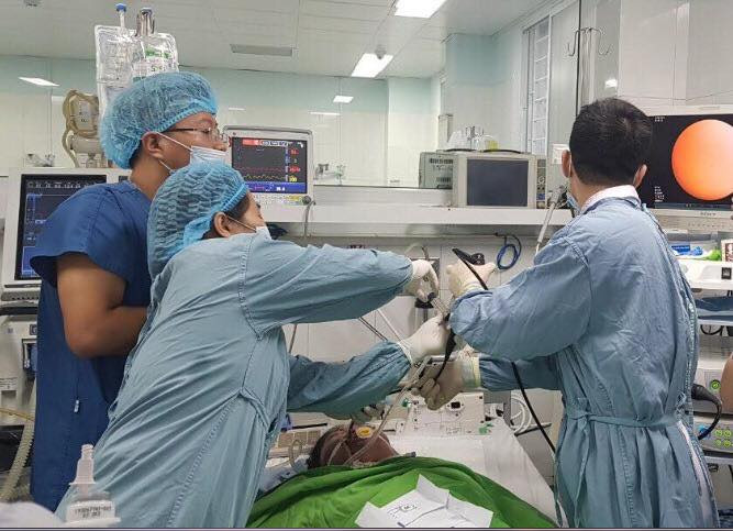 suyt-chet-bi-tec-nuoc-roi-vao-nguoi