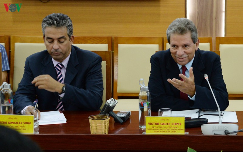 doan_cong_san_cuba_tham_vov_3__xpuy