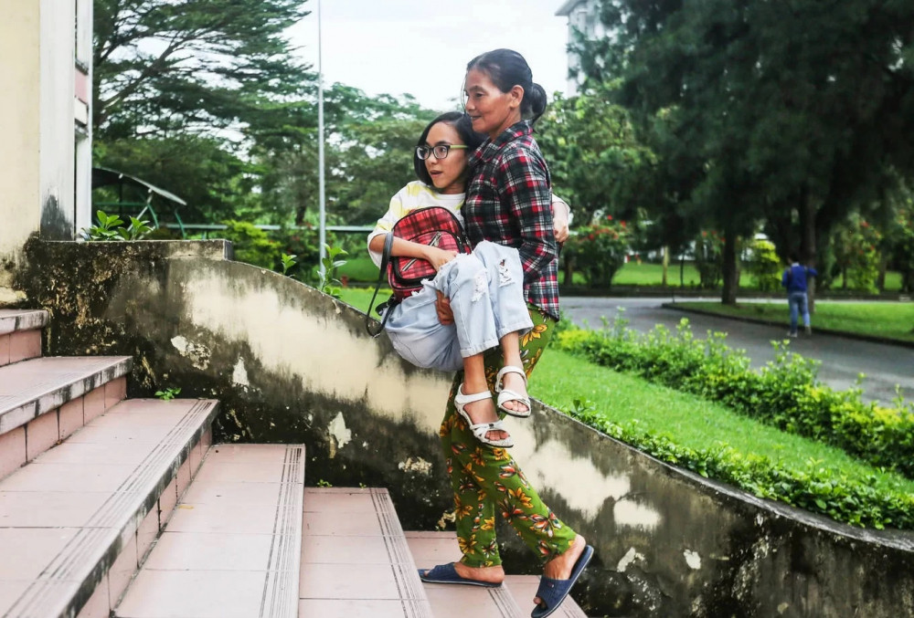 nguoi-me-be-con-den-truong-15-nam