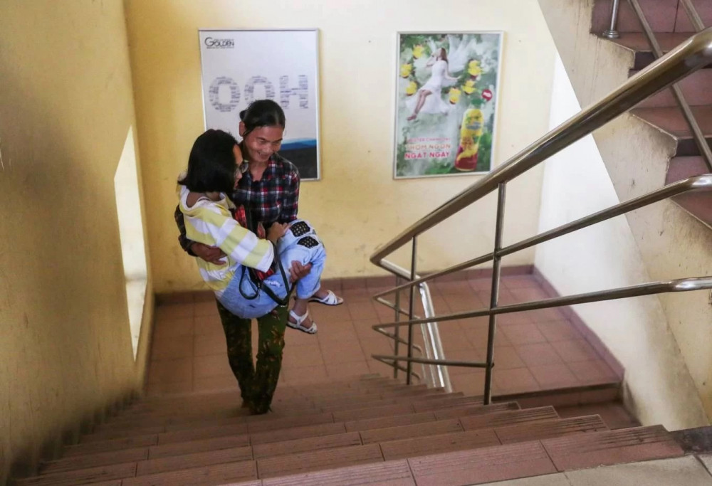 nguoi-me-be-con-den-truong-15-nam 4