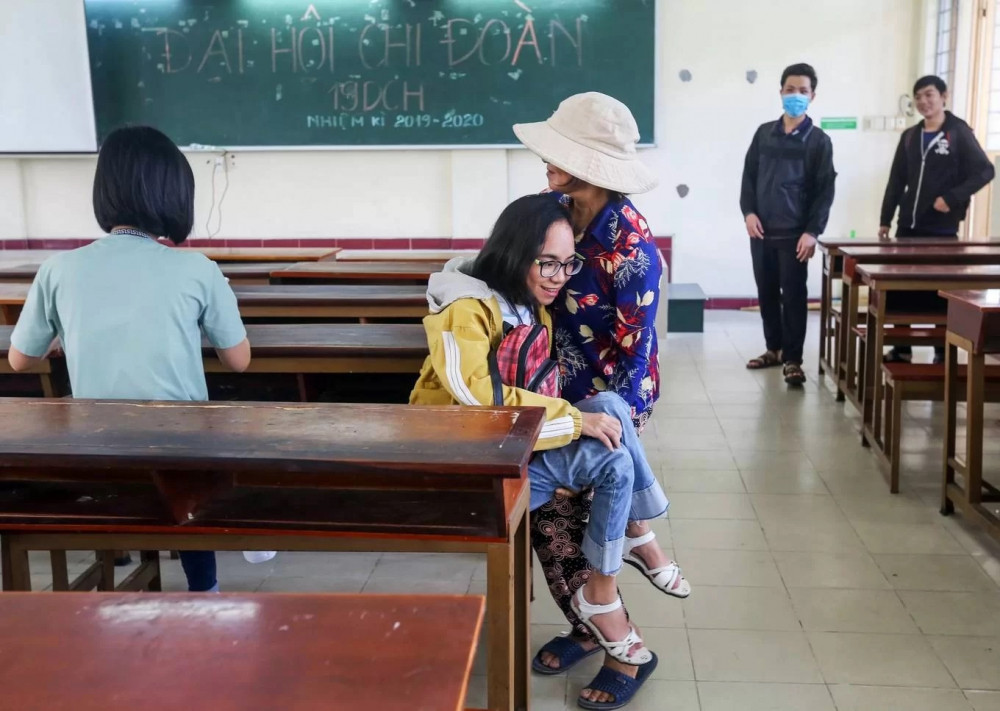 nguoi-me-be-con-den-truong-15-nam 5