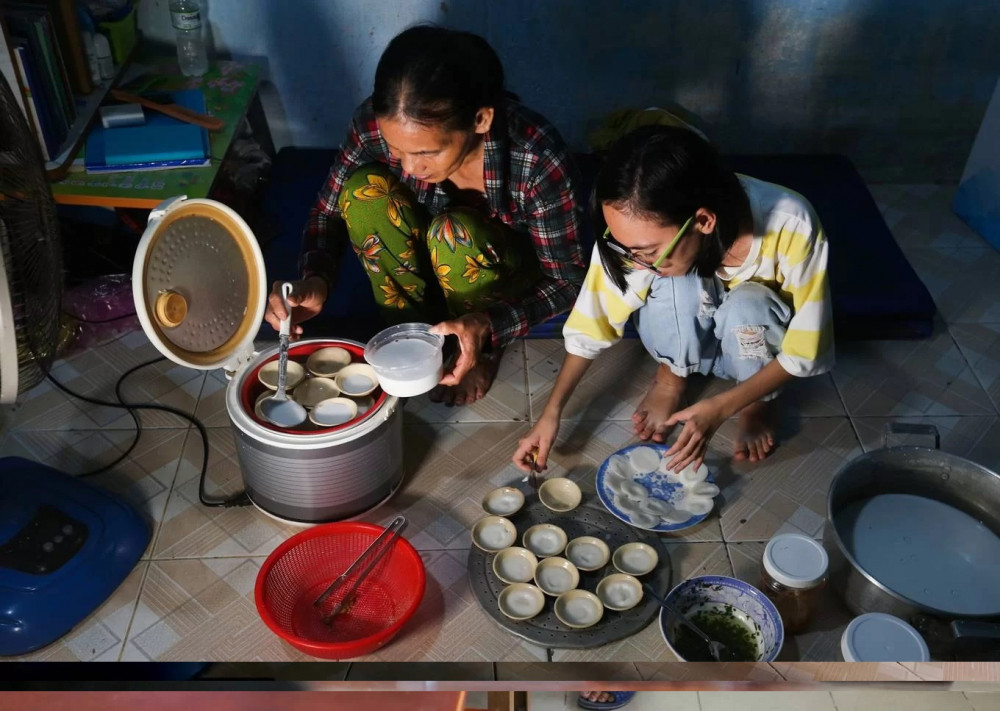 nguoi-me-be-con-den-truong-15-nam 8