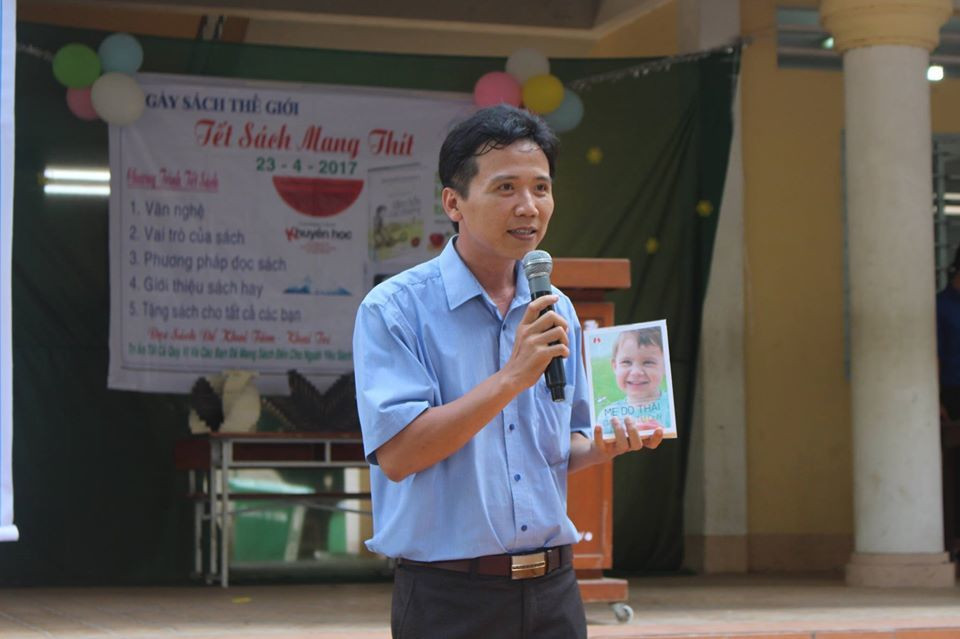 vo-chong-thay-giao-ban-banh-tet-nhang-chat-chiu-tung-dong-mua-sach-tang-hoc-tro