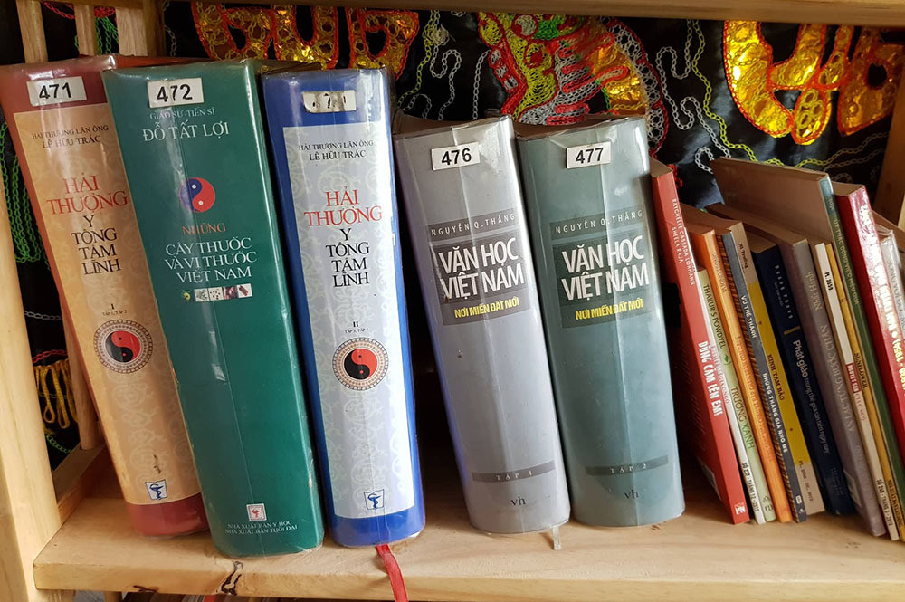 vo-chong-thay-giao-ban-banh-tet-nhang-chat-chiu-tung-dong-mua-sach-tang-hoc-tro-10 7