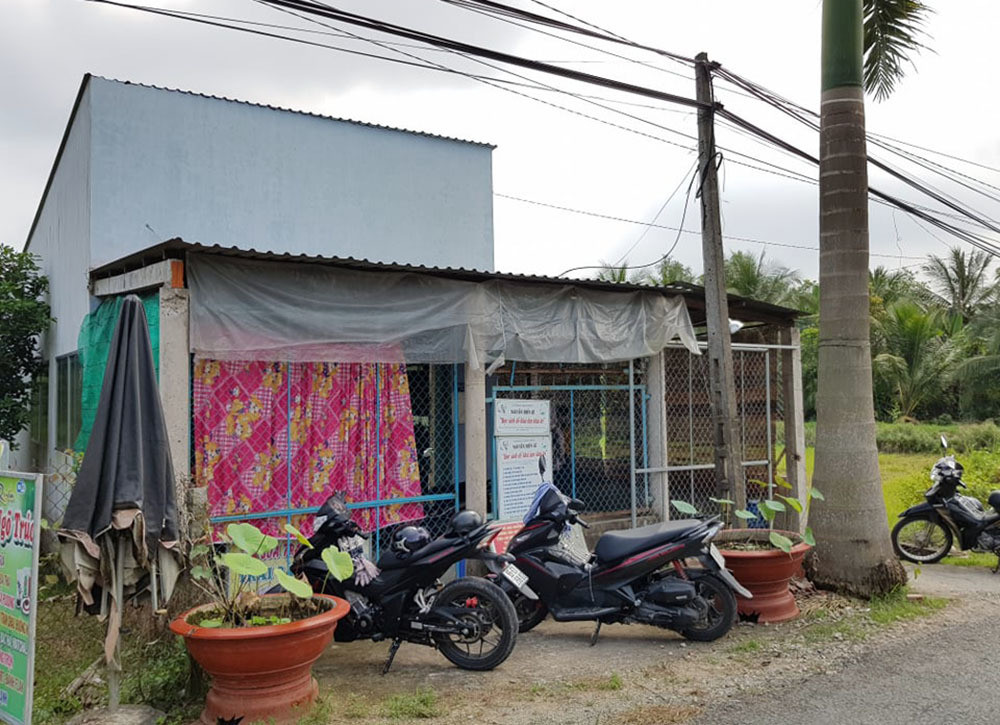 vo-chong-thay-giao-ban-banh-tet-nhang-chat-chiu-tung-dong-mua-sach-tang-hoc-tro-13 9