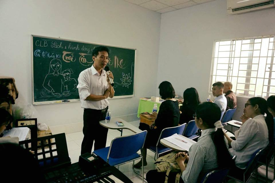 vo-chong-thay-giao-ban-banh-tet-nhang-chat-chiu-tung-dong-mua-sach-tang-hoc-tro-15 11