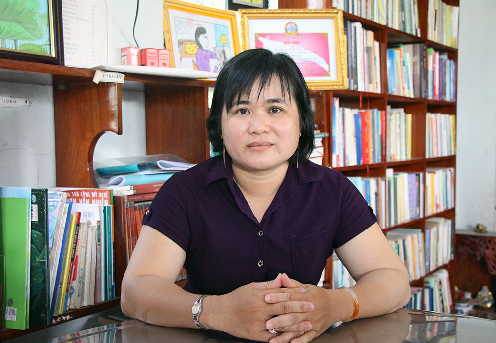 vo-chong-thay-giao-ban-banh-tet-nhang-chat-chiu-tung-dong-mua-sach-tang-hoc-tro-3