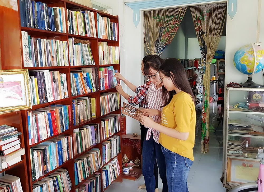 vo-chong-thay-giao-ban-banh-tet-nhang-chat-chiu-tung-dong-mua-sach-tang-hoc-tro-4 3