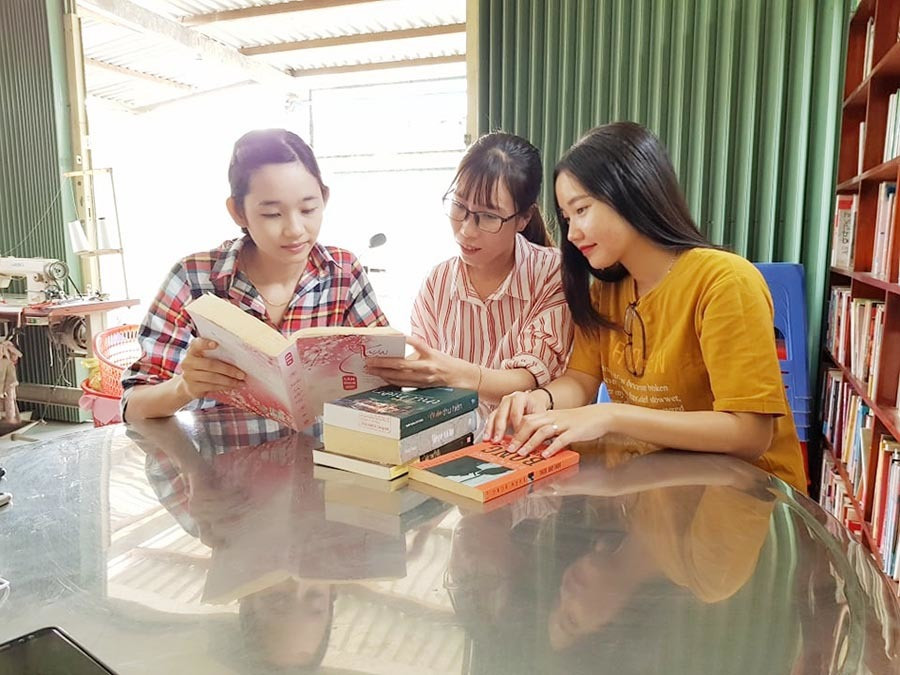 vo-chong-thay-giao-ban-banh-tet-nhang-chat-chiu-tung-dong-mua-sach-tang-hoc-tro-5 4