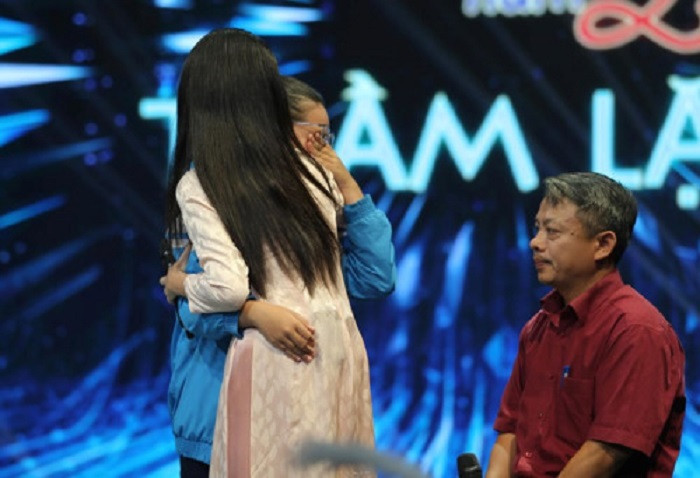 co-giao-cam-ban-nghen-ngao-vi-tro-ve-con-khong-nhan-ra-me 3