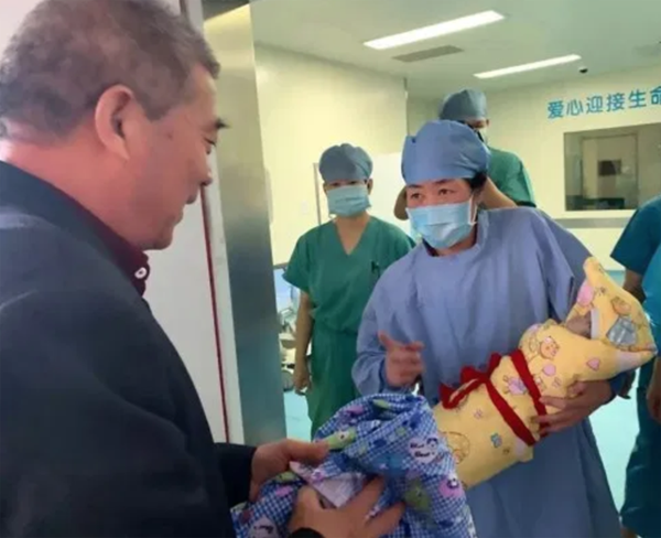 cu-ba-67-tuoi-bi-con-gai-lon-tu-mat-vi-muon-sinh-con-1