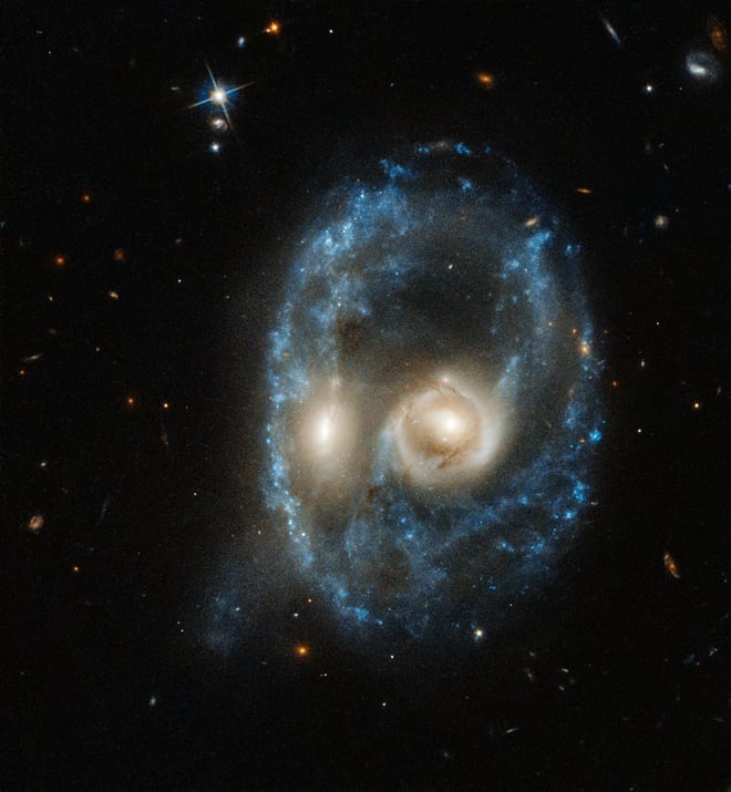 Khuôn mặt trong không gian (tháng 6) - Bằng việc sử dụng kính thiên văn vũ trụ Hubble, các nhà nghiên cứu đã phát hiện 2 thiên hà va chạm vào nhau, tạo ra một khuôn mặt trong không gian. Vị trí của nó được xác định cách Trái Đất khoảng 704 triệu năm ánh sáng.