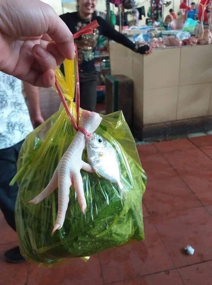 Đối với những bà nội trợ những ngày gần đây, đi chợ chắc hẳn là một cuộc chiến khi giá thịt lợn tăng mạnh. Hàng loạt những hình ảnh hài hước được đăng tải trên các diễn đàn chia sẻ 