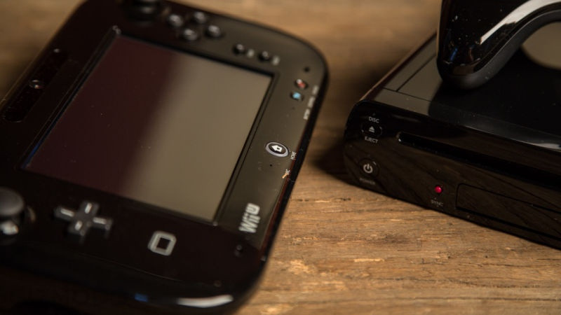 Nintendo Wii U (2012). Trước khi ra mắt Switch, Nintendo đã mang ý tưởng 2 màn hình từ 3DS lên console với Wii U. Tay cầm của Wii U được thiết kế đặc biệt với màn hình cảm ứng 6,2 inch, thiết kế dày và nặng. Dù có màn hình cảm ứng, bạn không thể chơi game bằng tay cầm khi ra ngoài. Thiết kế độc đáo nhưng khó hiểu của Wii U khiến doanh số máy chỉ dưới 14 triệu, kém xa Wii với hơn 100 triệu chiếc.