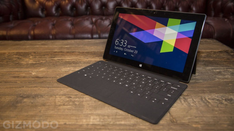 Microsoft Surface RT (2012). Trước khi Surface thành công như hiện nay, Microsoft từng trải qua tháng ngày đen tối với thế hệ Surface đầu tiên, đặc biệt là phiên bản Surface RT với hệ điều hành thảm họa Windows RT. CPU chậm, bàn phím Type Cover bị chỉ trích, không thể cài ứng dụng Windows truyền thống là 3 lý do chính cho sự thất bại của chiếc tablet này.