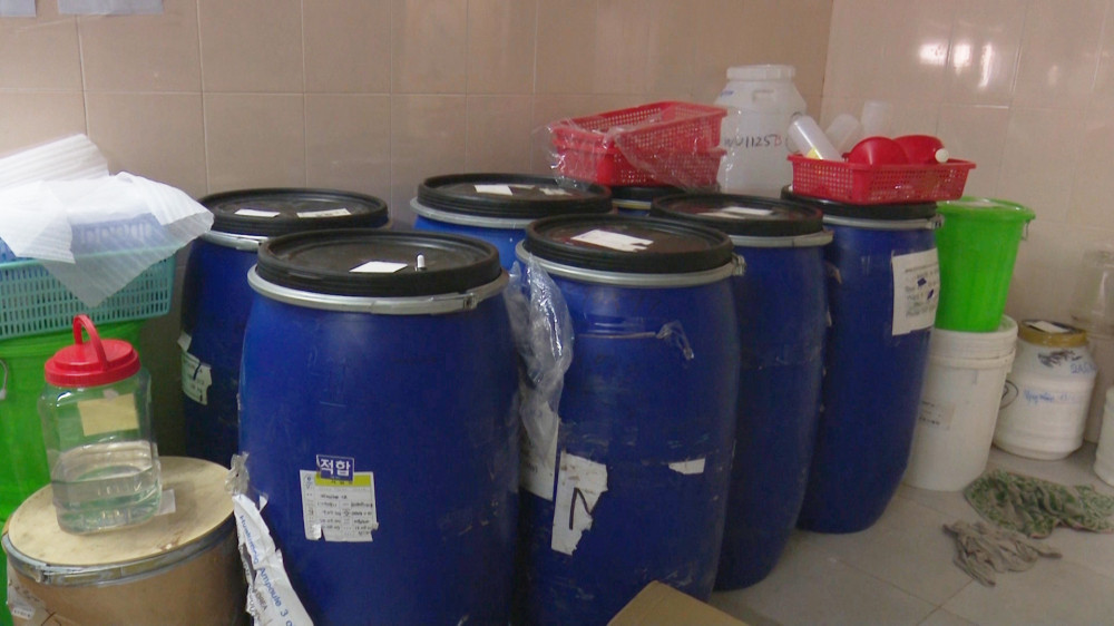 phat-hien-hang-ngan-chai-my-pham-02 3