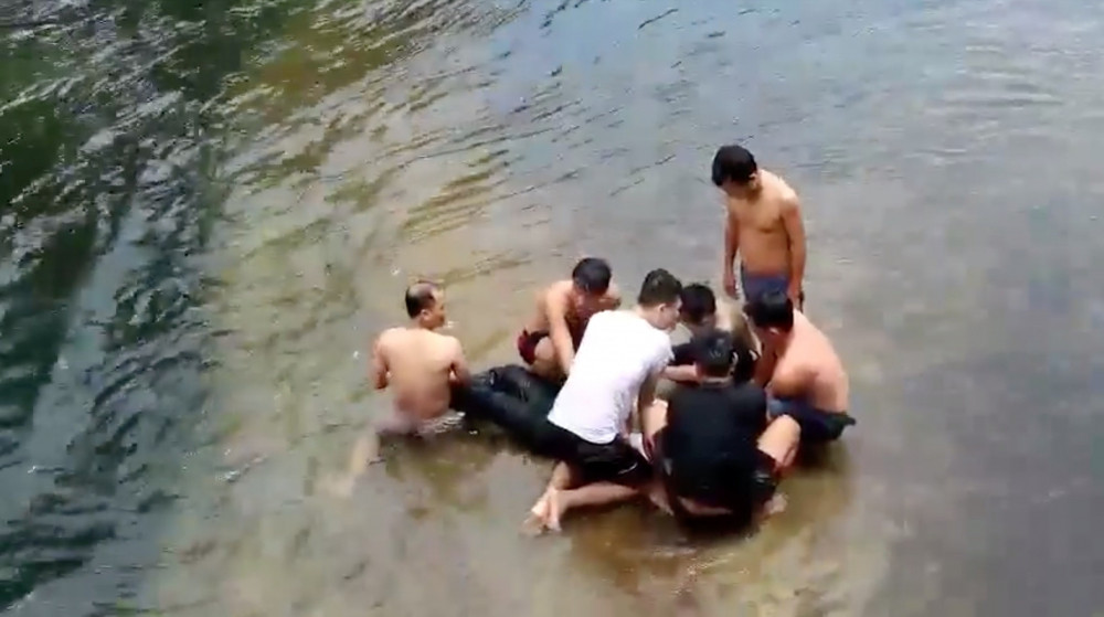 20190928-giay-phut-dung-cam-cua-2-thay-giao-lao-xuong-dong-suoi-cuu-nguoi-duoi-nuoc-1