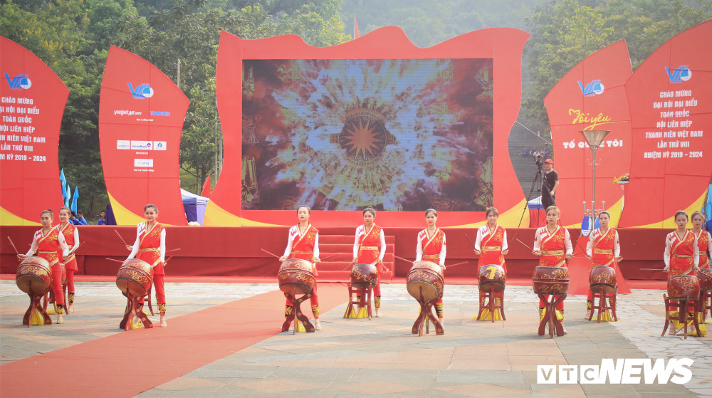 van nghe chao mung 4