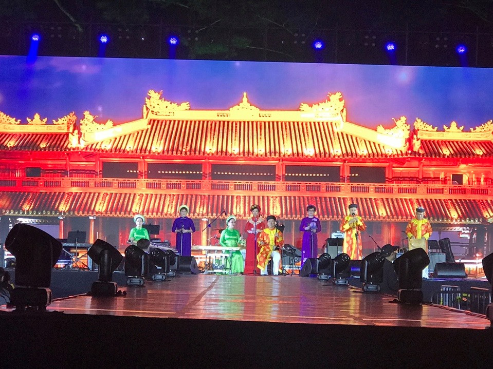 TPHue-noi-gi-khi-nghe-si-phan-anh-lanh-dao-tranh-suat-di-nuoc-ngoai-bieu-dien-ca-hue-1570772331-width959height719