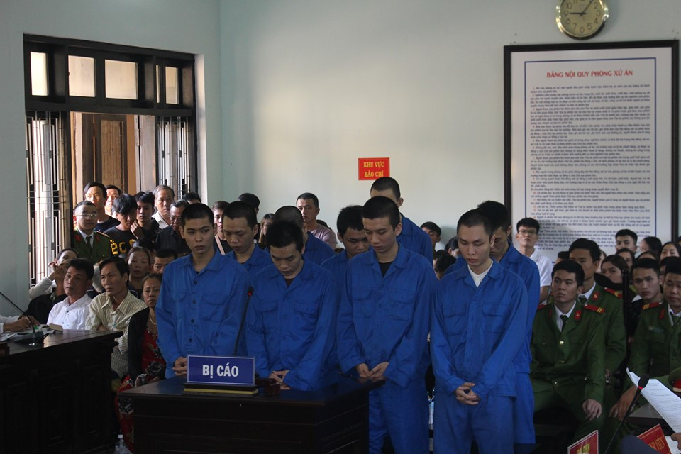 Hue--Nhom-con-do-chem-chet-nguoi-roi-than-nhien-di-an-nhau-con-do-1574156774-width960height640