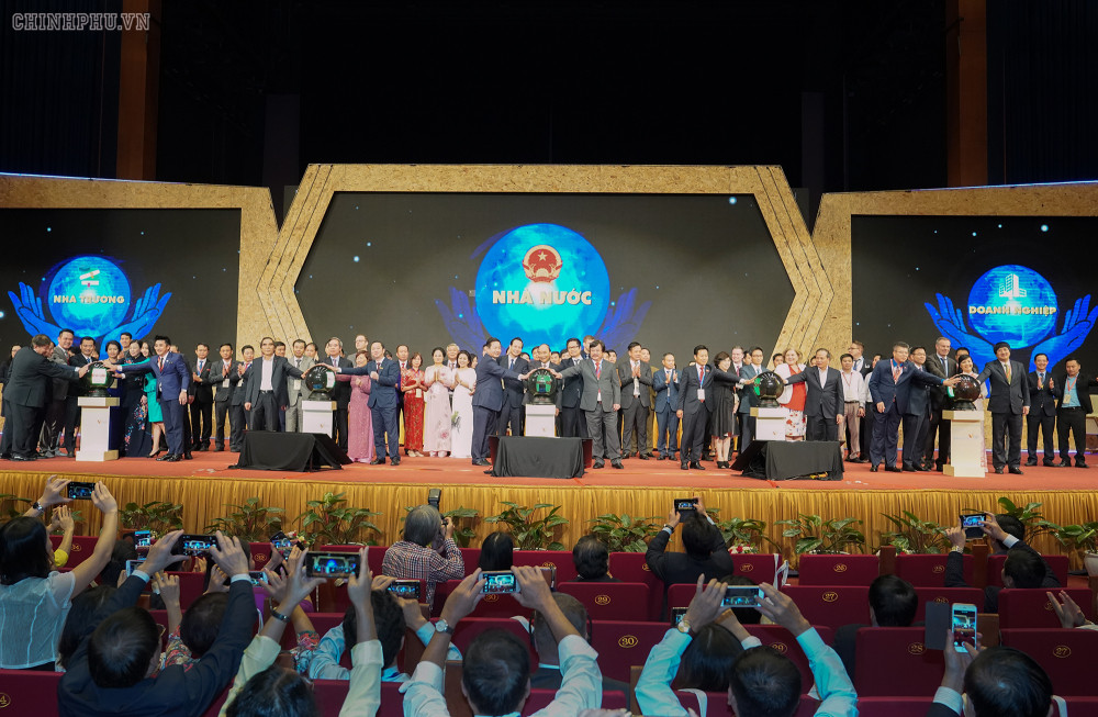 Thu tuong va cac dai bieu thuc hien nghi thuc nha nuoc nha truong va doanh nghiep dong hanh 3