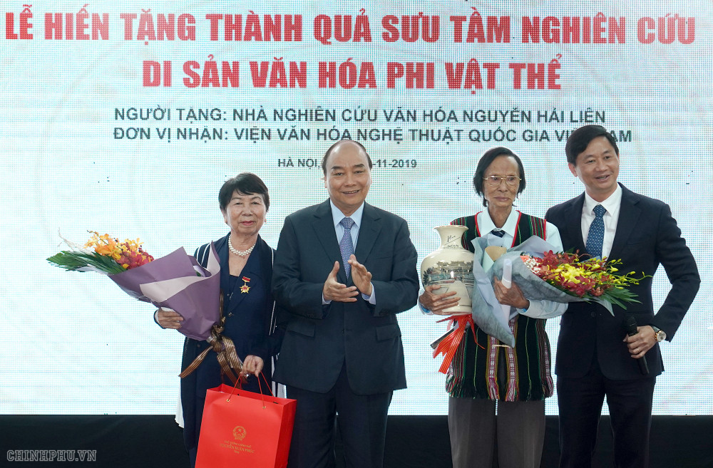 Thu tuong tang hoa va qua cam on nhung dong gop cua Nha nghien cuu Nguyen Hai Lien