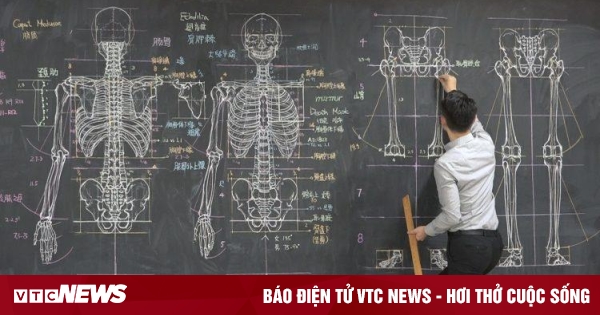 Mê vẽ giải phẫu cơ thể người trên bảng, nam giáo viên bất ngờ nổi tiếng như cồn