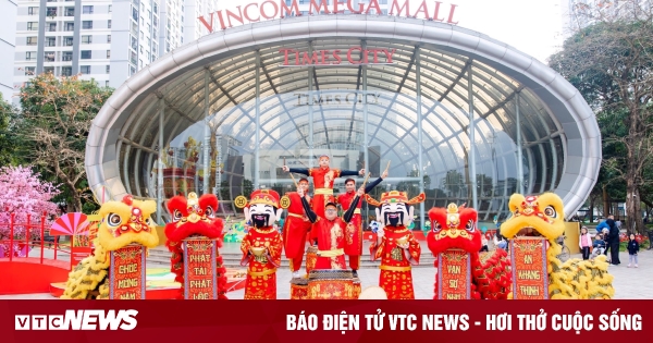 Hàng vạn người dân đổ về các trung tâm thương mại Vincom khai xuân Giáp Thìn
