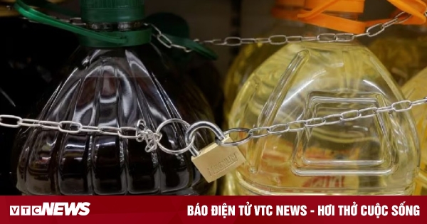 Trộm cắp tăng vọt, các siêu thị Tây Ban Nha khóa từng chai dầu ô liu