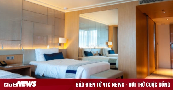Vì sao khi nhận phòng khách sạn bạn nên kiểm tra gầm giường?