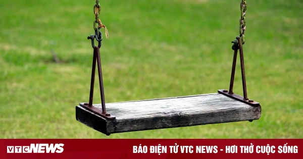 Chơi xích đu, cậu bé 10 tuổi chết thương tâm do dây quấn cổ