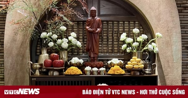 Lọ hoa trên bàn thờ đặt bên trái hay bên phải mới đúng?