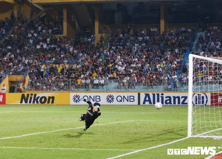 Thủ môn Bùi Tiến Dũng: 4 sai lầm khiến CĐV tan vỡ niềm tin - 2