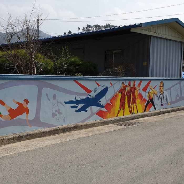 Dân mạng lục lại hình ảnh tranh bích họa Đội tuyển Việt Nam rực rỡ trên quê hương thầy Park - 7