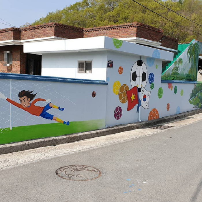 Dân mạng lục lại hình ảnh tranh bích họa Đội tuyển Việt Nam rực rỡ trên quê hương thầy Park - 3