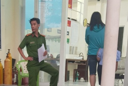 Cháu bé 6 tuổi bị cha dượng bóp cổ, dọa ném xuống sông Sài Gòn - 1