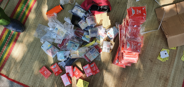 Gần 20 phụ nữ đánh bạc giữa đồng vắng trong đêm kiếm tiền xài Tết - 2