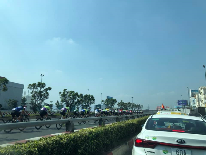 Cửa ngõ Tân Sơn Nhất ùn tắc vì giải đua xe đạp, nhiều người trễ chuyến bay - 11