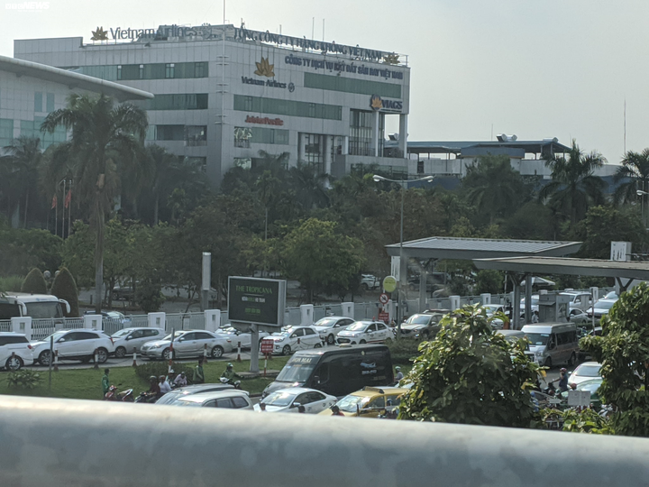 Cửa ngõ Tân Sơn Nhất ùn tắc vì giải đua xe đạp, nhiều người trễ chuyến bay - 1