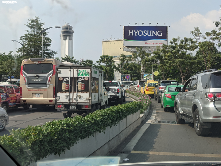 Cửa ngõ Tân Sơn Nhất ùn tắc vì giải đua xe đạp, nhiều người trễ chuyến bay - 2