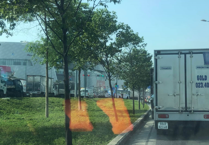 Cửa ngõ Tân Sơn Nhất ùn tắc vì giải đua xe đạp, nhiều người trễ chuyến bay - 4