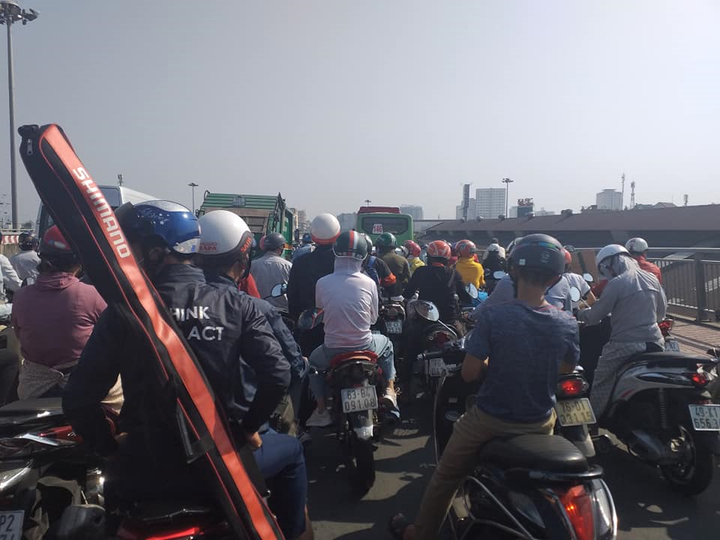 Cửa ngõ Tân Sơn Nhất ùn tắc vì giải đua xe đạp, nhiều người trễ chuyến bay - 8