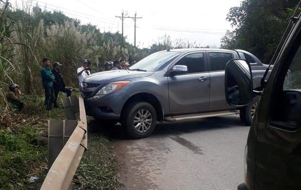 Bị truy bắt, 2 nghi phạm đạp cửa, bỏ xe bán tải chở 2 tạ ma túy trốn vào rừng - 1