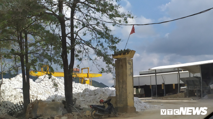 Nhà máy nghiền bột đá hoạt động không phép ngày đêm 'tra tấn' người dân - 1