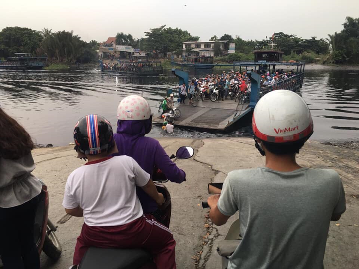 Qua phà An Phú Đông, một phụ nữ bị rơi xuống sông - 1