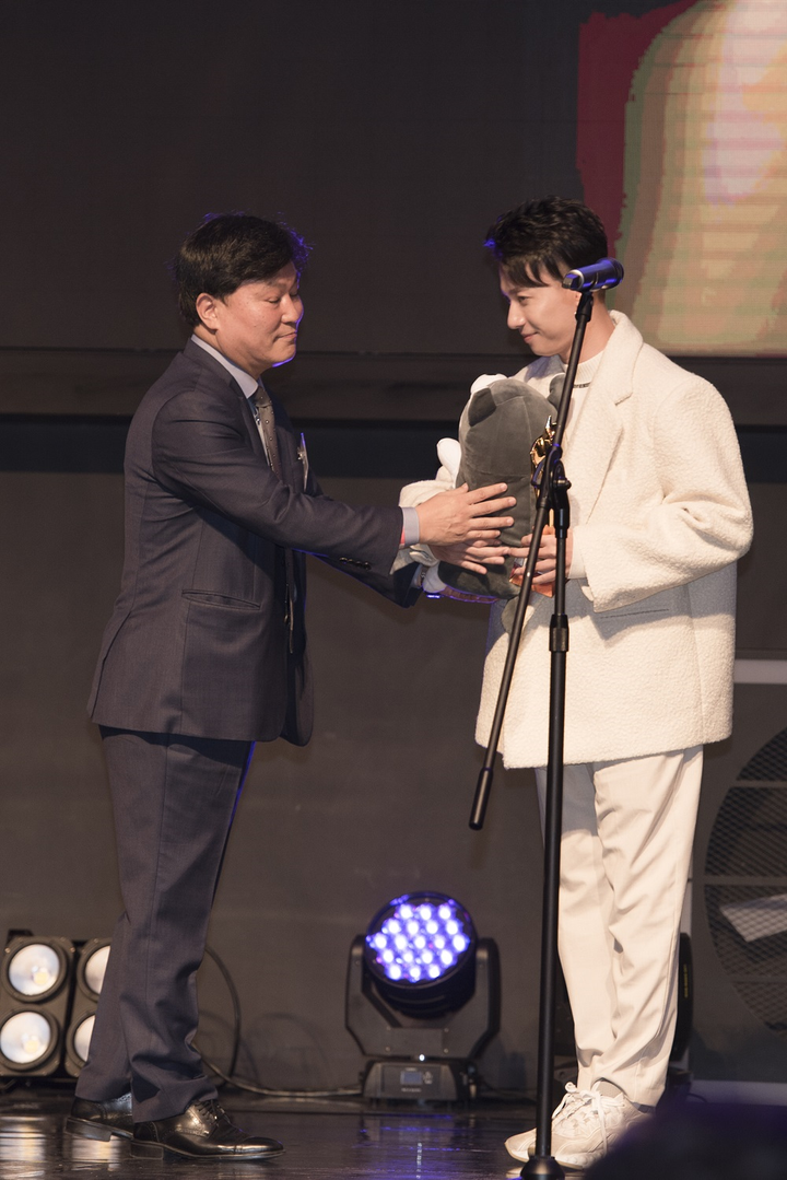 S.T Sơn Thạch trở thành nghệ sĩ Việt đầu tiên ẵm giải thưởng Ca sĩ quốc tế tại ‘World Star Awards 2019’ - 2