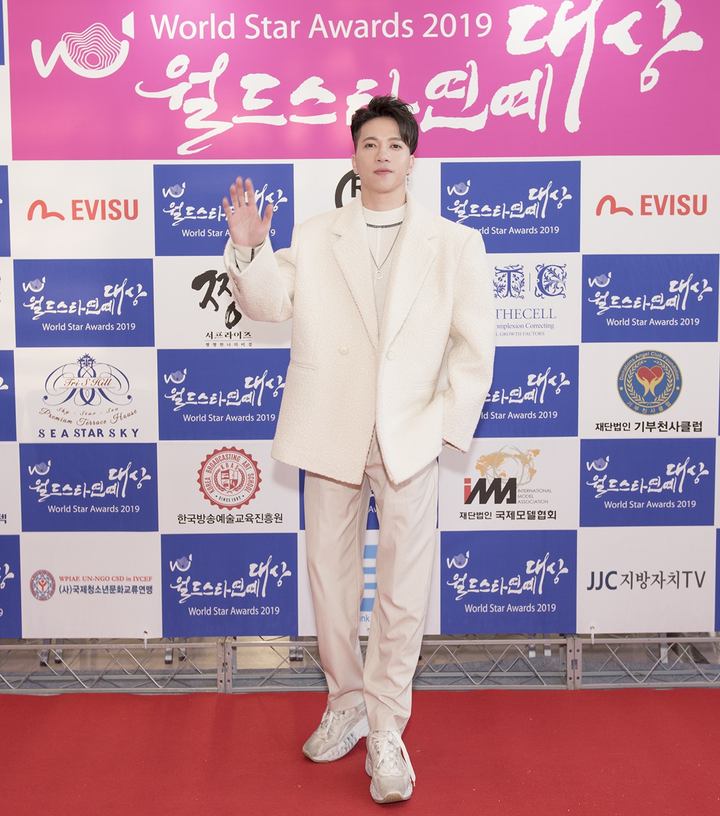 S.T Sơn Thạch trở thành nghệ sĩ Việt đầu tiên ẵm giải thưởng Ca sĩ quốc tế tại ‘World Star Awards 2019’ - 1